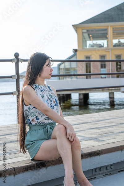 Fototapeta 夏の百道浜を歩く若い女性