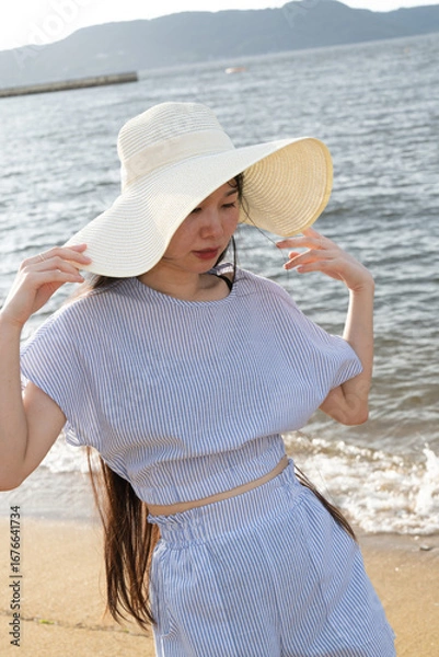 Fototapeta 夏の百道浜を歩く若い女性