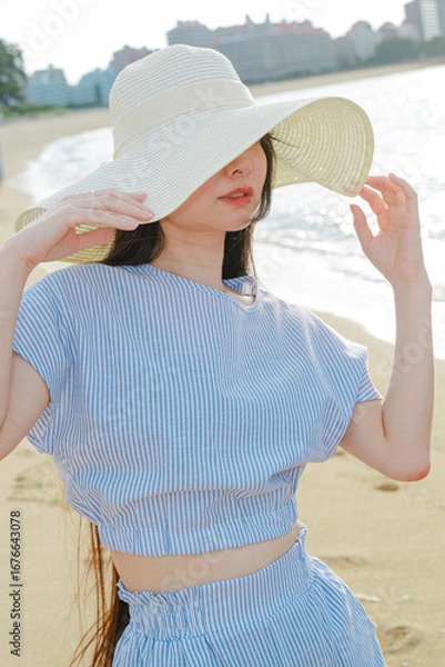 Fototapeta 夏の百道浜を歩く若い女性