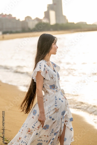 Obraz 夏の百道浜を歩く若い女性