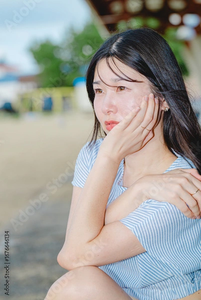 Fototapeta 夏の百道浜を歩く若い女性