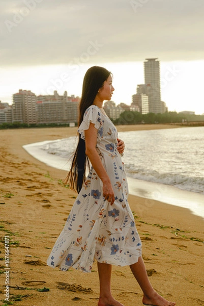 Fototapeta 夏の百道浜を歩く若い女性