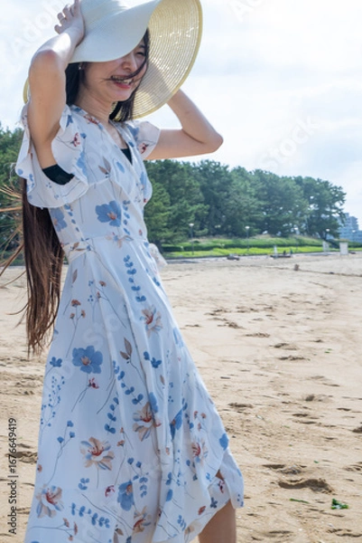 Obraz 夏の百道浜を歩く若い女性