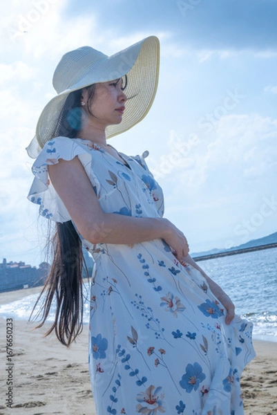 Obraz 夏の百道浜を歩く若い女性