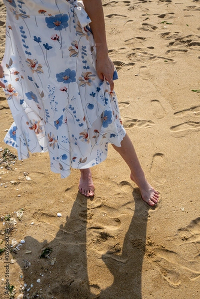 Fototapeta 夏の百道浜を歩く若い女性