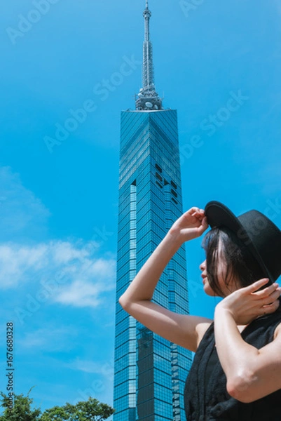 Obraz 夏の福岡タワーと若い女性
