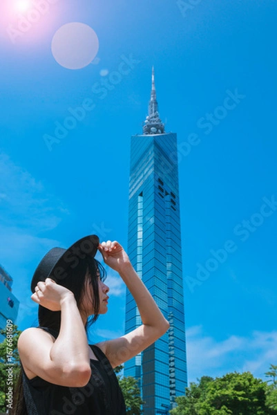 Fototapeta 夏の福岡タワーと若い女性