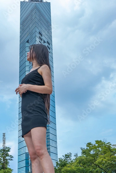 Obraz 夏の福岡タワーと若い女性