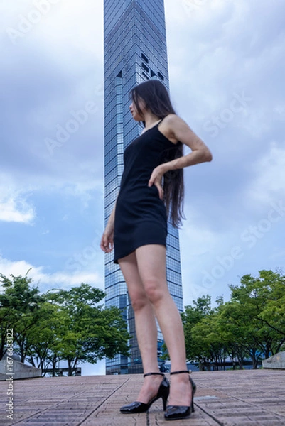 Obraz 夏の福岡タワーと若い女性