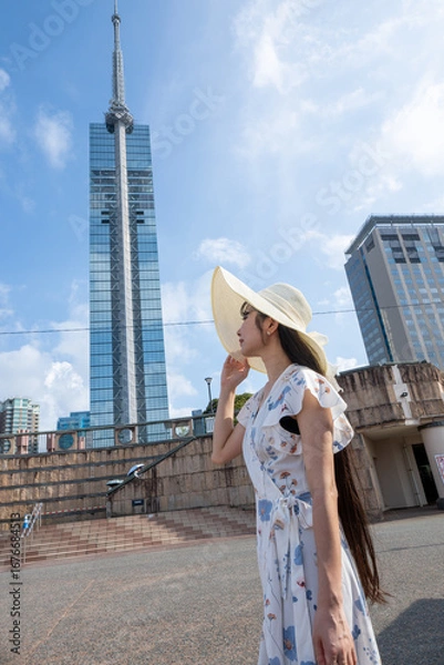 Fototapeta 夏の福岡タワーと若い女性