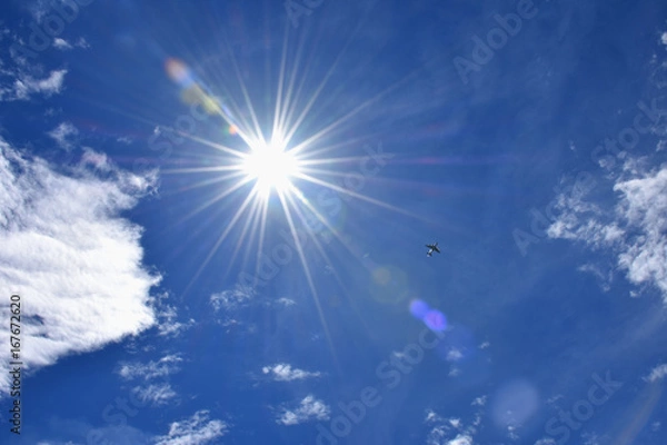 Obraz 強い太陽の光を受け輝く航空機・青空と雲「空想・雲のモンスターたち（左右のモンスターはとけてしまったイメージ）」未来を導く、未来を創る、輝く未来、猛暑、高温注意、熱中症、紫外線、挑戦、夢、可能性などのイメージ