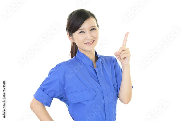 Fototapeta 指示する笑顔の女性作業員