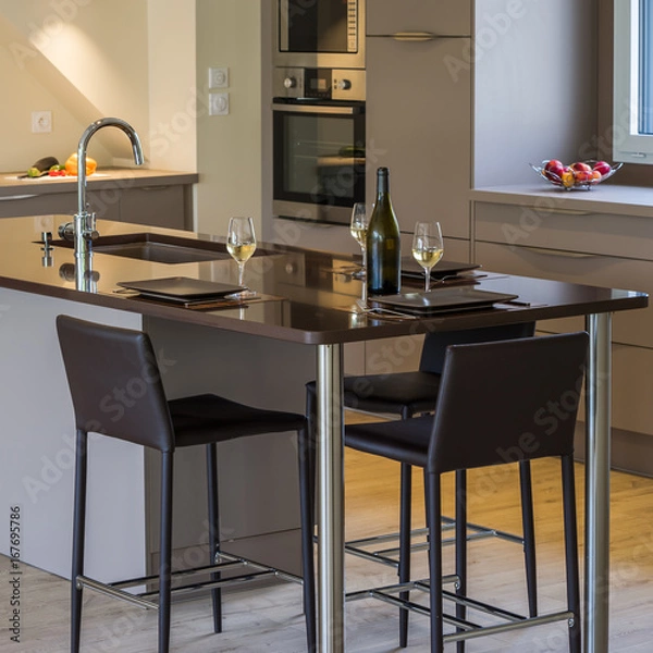 Obraz bouteille et verre de vin sur le plan de la cuisine