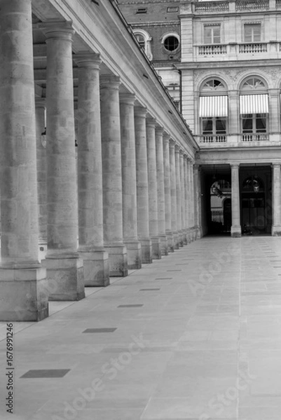 Fototapeta columns in the old town of london