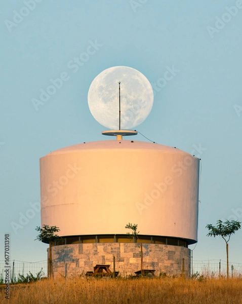 Obraz Lua sobre depósito de água