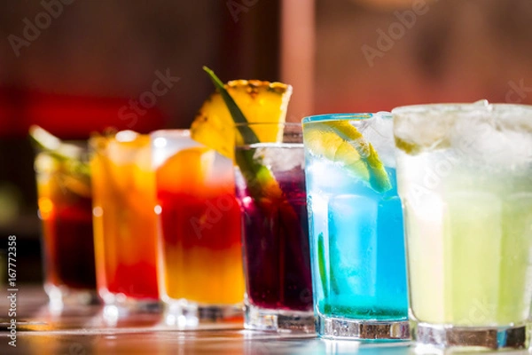 Fototapeta Zbiór różnych napojów alkoholowych i koktajli