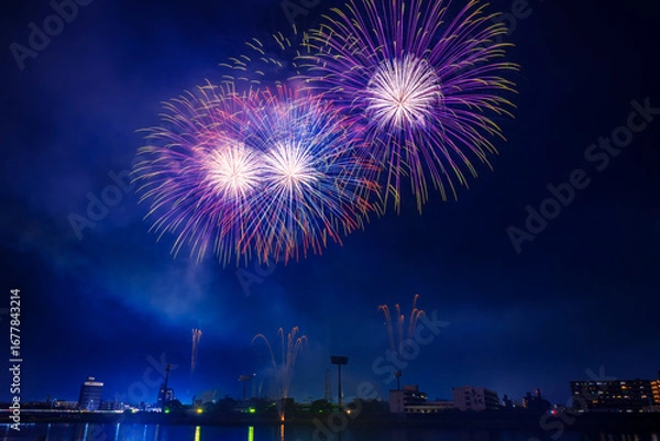 Obraz 色とりどりの花火が夜空を彩る花火大会の夜景