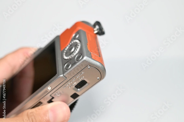 Fototapeta オレンジ色が目を引くレトロデザインなコンパクトミラーレス一眼カメラ