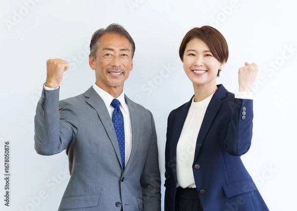 Fototapeta ガッツポーズするカメラ目線のビジネスマン男女
