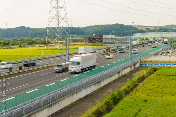 Fototapeta 高速道路を走行する車
