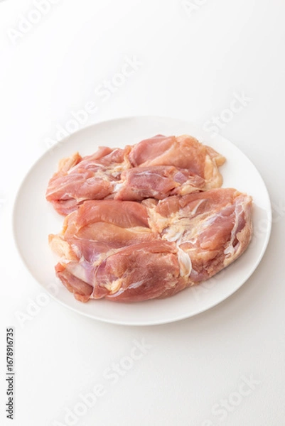 Fototapeta 皿に乗った鶏もも肉　白バック