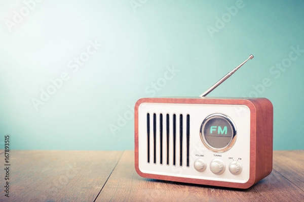 Obraz do sklepu myzycznego Retro stary radio przodu mennicy zieleni tło. Filtrowane zdjęcie w stylu vintage
