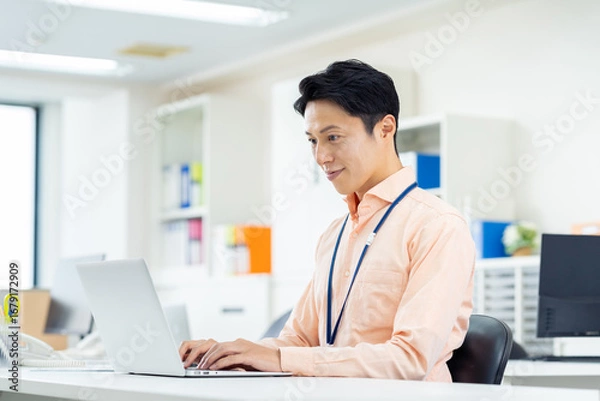 Fototapeta オフィスで働くミドルのビジネスマン