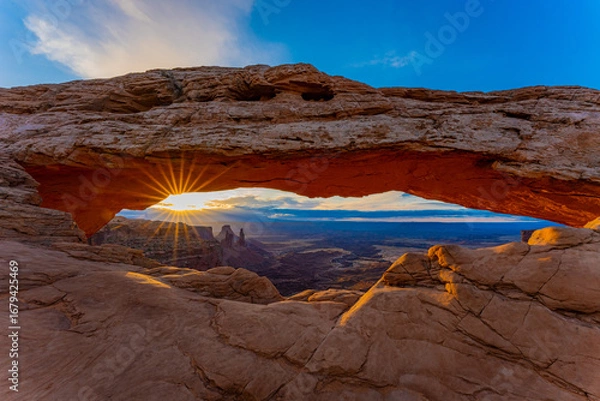 Obraz アメリカ　ユタ州キャニオランズ国立公園にあるメサアーチの朝焼け　グランドキャニオングランドサークル