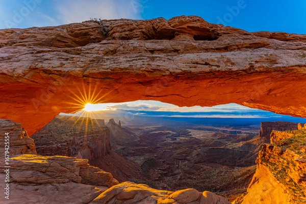 Obraz アメリカ　ユタ州キャニオランズ国立公園にあるメサアーチの朝焼け　グランドキャニオングランドサークル