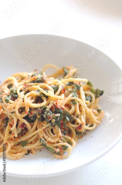 Obraz spagetti with chilli oil and basil