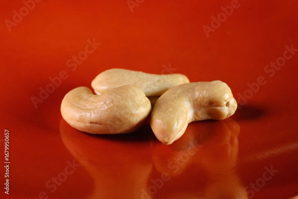 Obraz 赤背景のカシューナッツ