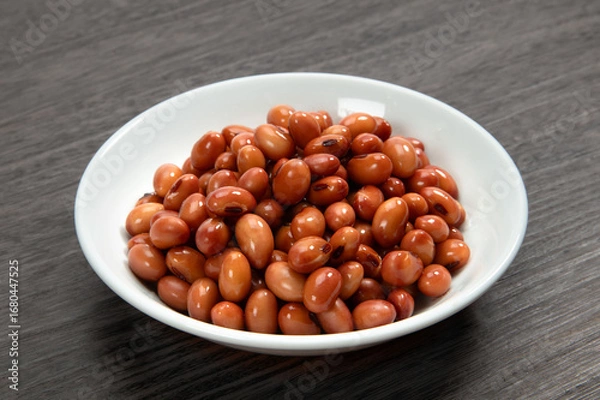 Fototapeta 水で戻した山形県川西町の乾燥紅大豆