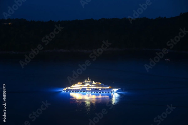 Fototapeta Oświetlony luksusowy jacht na Adriatyku nocą w Dalmacji w Chorwacji.