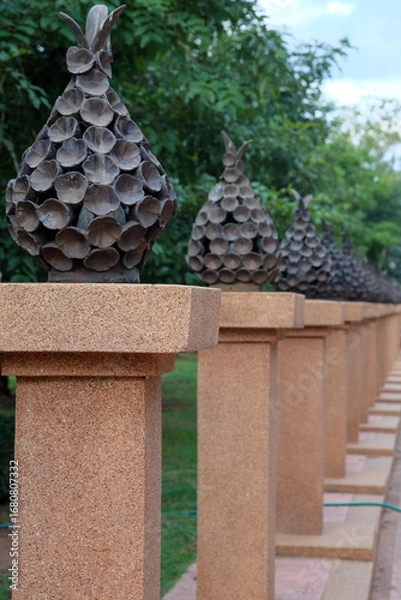Obraz Thai patterned sculptures on pillars, lined up