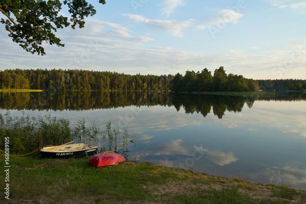 Obraz łodzie na brzegu jeziora