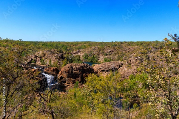Fototapeta オーストラリア　ノーザンテリトリーのニトミルクの壮大な自然の中の美しいEdith Falls