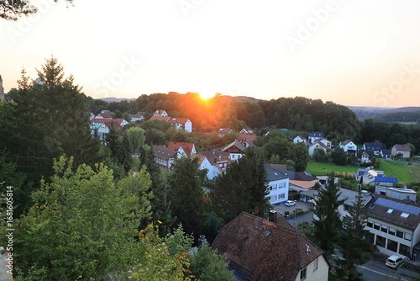 Fototapeta Sonnenuntergang über der Gemeinde Gößweinstein in der fränkischen Schweiz
