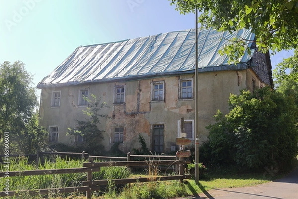Fototapeta Altes zerfallenes Bauernhaus in der fränkischen Schweiz