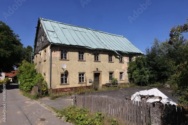 Fototapeta Altes zerfallenes Bauernhaus in der fränkischen Schweiz