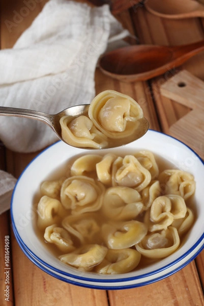 Obraz caldo com massa tipo capeletti