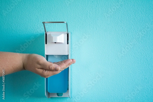 Fototapeta Hände desinfizieren in der Praxis nach  Richtlinien RKI 