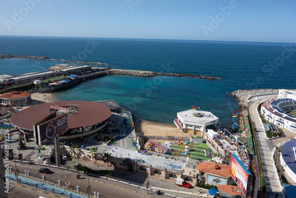Fototapeta An elevated view capturing the bustling traffic and modern buildings along the coastline of Alexandria