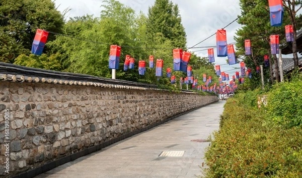 Obraz 고궁의 담장 뒷골목에 걸린 홍등