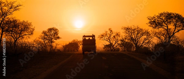 Fototapeta Pojazd safari o zachodzie słońca