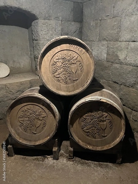 Obraz 地中のワイナリーに貯蔵されている樽