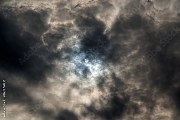 Obraz Sonne hinter dunklem Wolkenhimmel