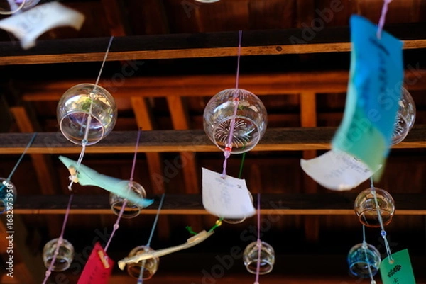 Fototapeta 日本、京都、風鈴、平安神宮、神社、庭園、文化財、木造建築、古代建築、日本文化、歷史名勝、文化財、木、綠色、青空、写真素材