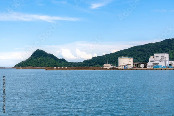 Fototapeta 宮崎の港町から望む大島と青い海の爽やかな眺め