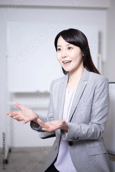 Obraz ホワイトボードの前でインタビューに応える女性6