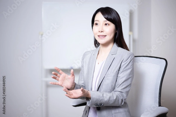 Obraz ホワイトボードの前でインタビューに応える女性11